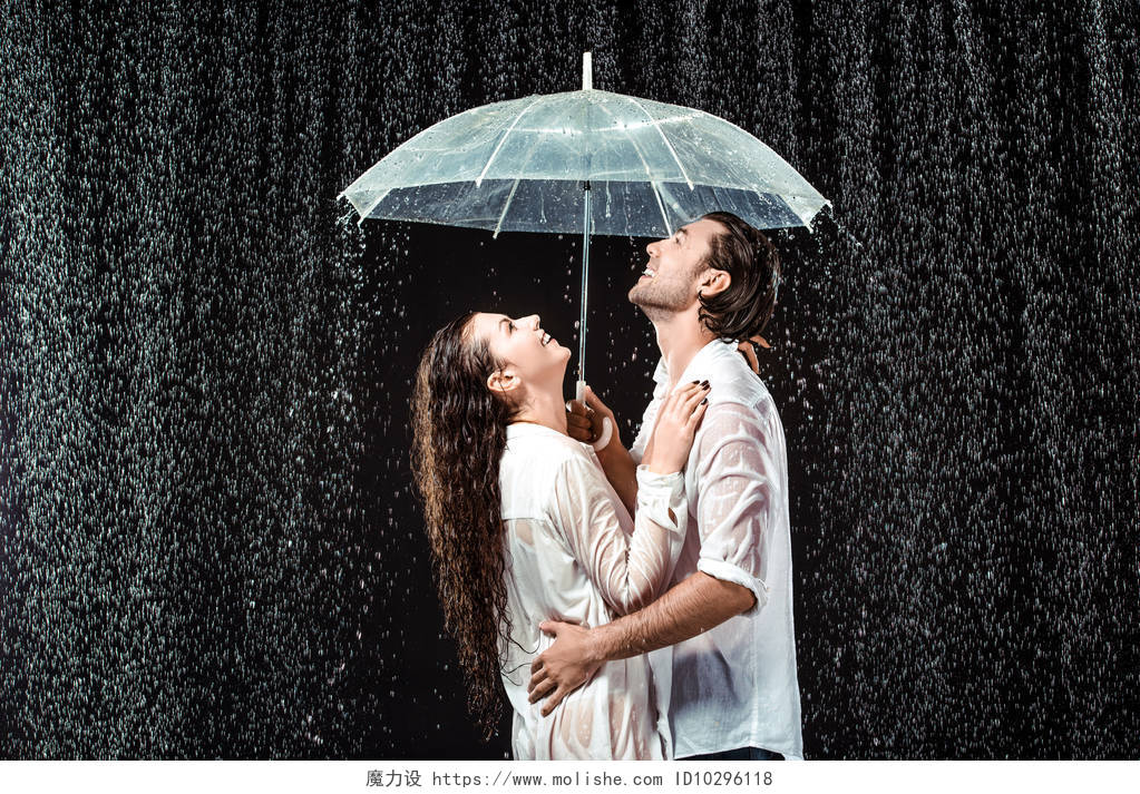在黑色的雨滴下站在雨伞下的快乐情侣幸福情侣幸福的人
